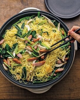 ホットプレートで豪快焼きそば。具だくさんで子どもも歓喜