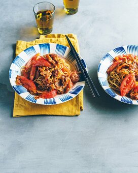 いつもの焼きそばが豪華に変身。カリカリ豚とトマトのうま味が最高