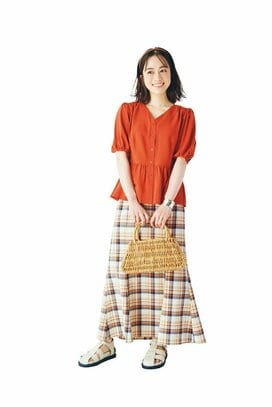 グルカサンダルを女性らしく見せる着こなし。素足でも、靴下と合わせても