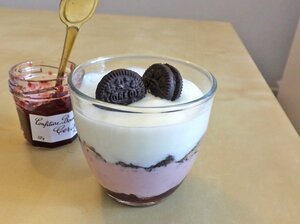 いちごジャムにオレオ、2色のヨーグルトでおしゃれな一品に