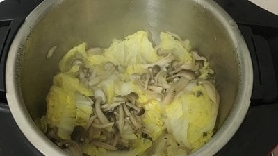 出来上がった白菜とキノコの蒸し煮