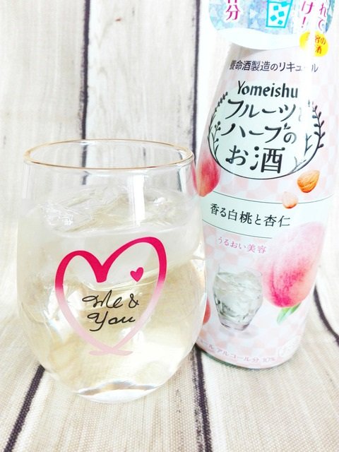 グラスに注ぐと、ハーブとフルーツの甘～い香りがフワッと香り立ってきます