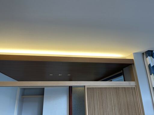 和室天井を下げた部分に入れた間接照明