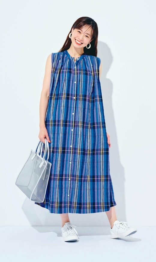 綿クレープワンピースを着用している女性