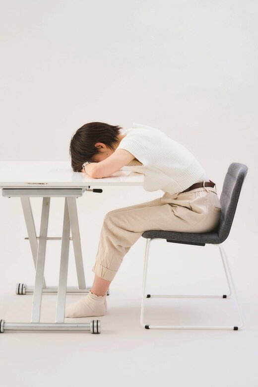 仮眠をとる女性