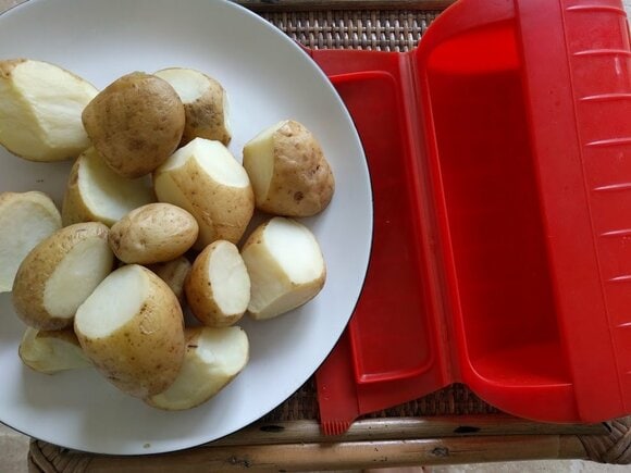 ジャガイモを洗って電子レンジでチン