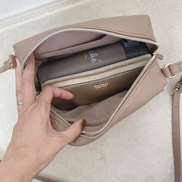 ショルダーバッグに水筒とサイフ