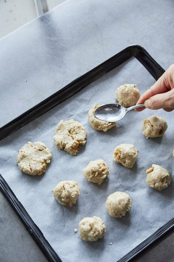 クッキングシートを敷いた天板に生地