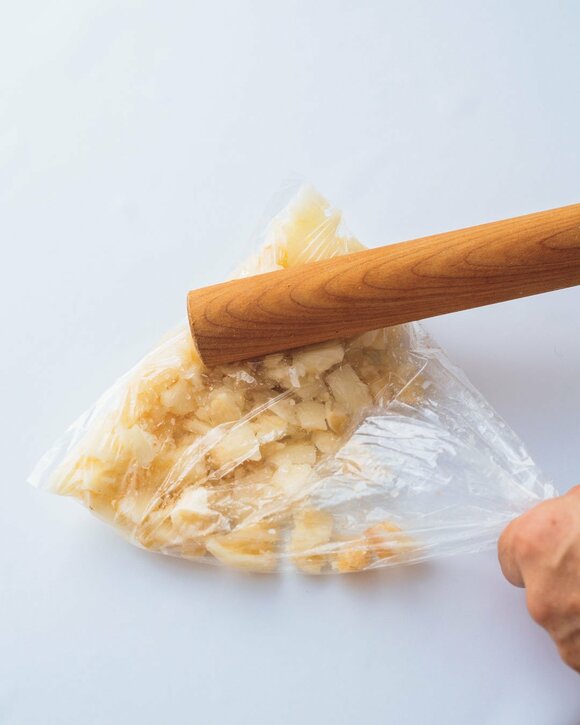 袋に入ったレンコンをたたく様子