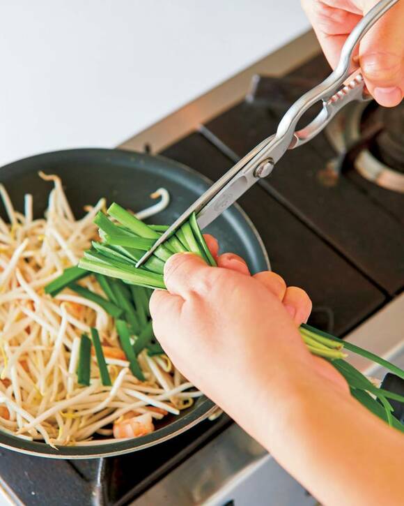 ニラをキッチンバサミで切る