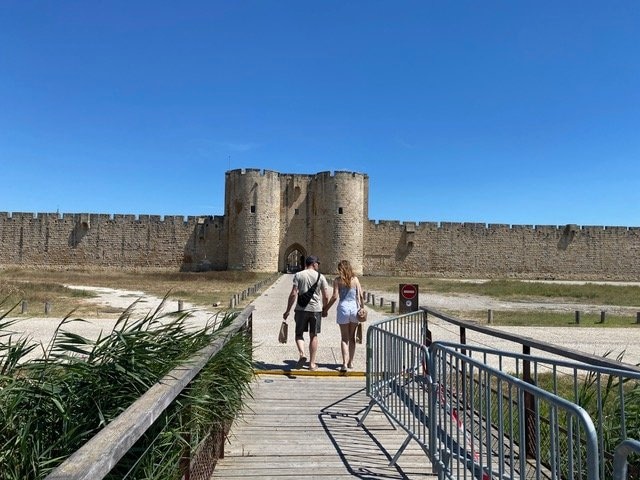 青空の下で手をつなぐ夫婦