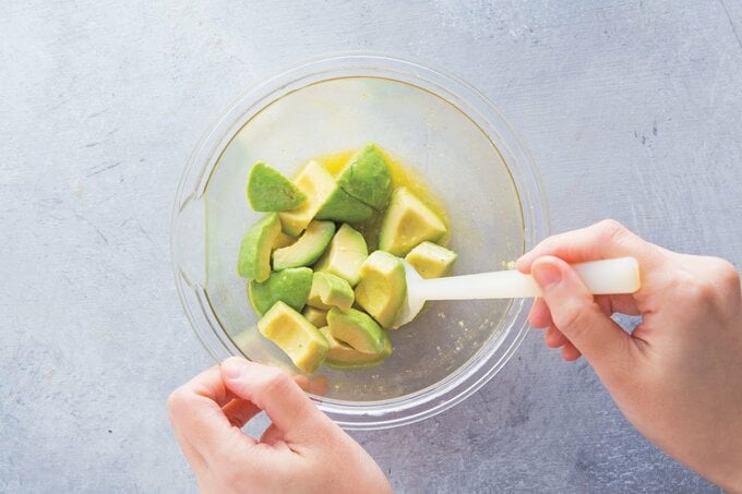 ボウルにアボカド