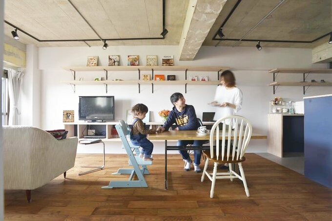 ダイニングでくつろぐSさん家族