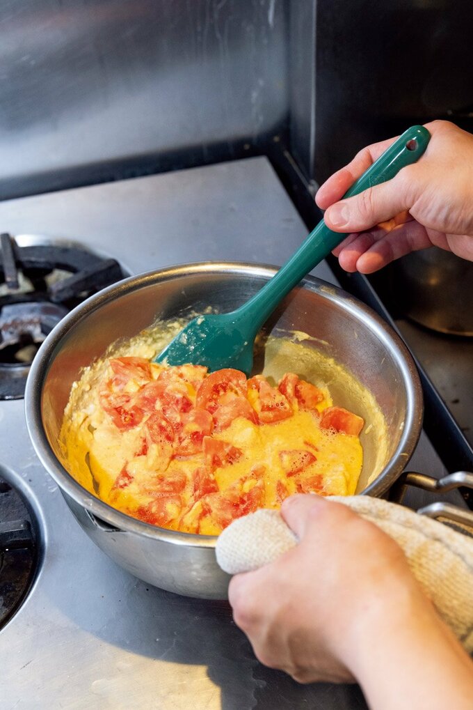 卵とめんつゆとトマトを混ぜ合わせる