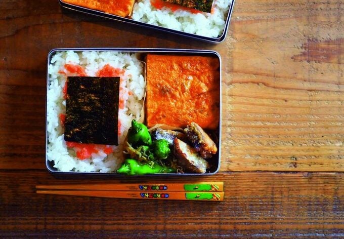 白米に小さく切ったのりをおいた弁当