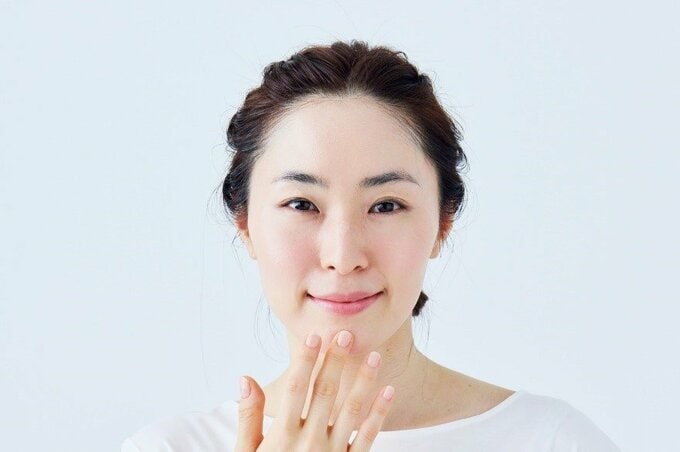 あごにファンデを丁寧に塗る