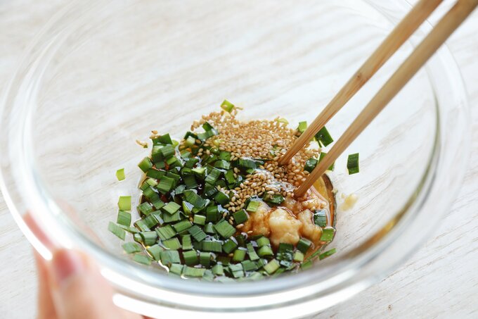 ニラだれをかき混ぜる