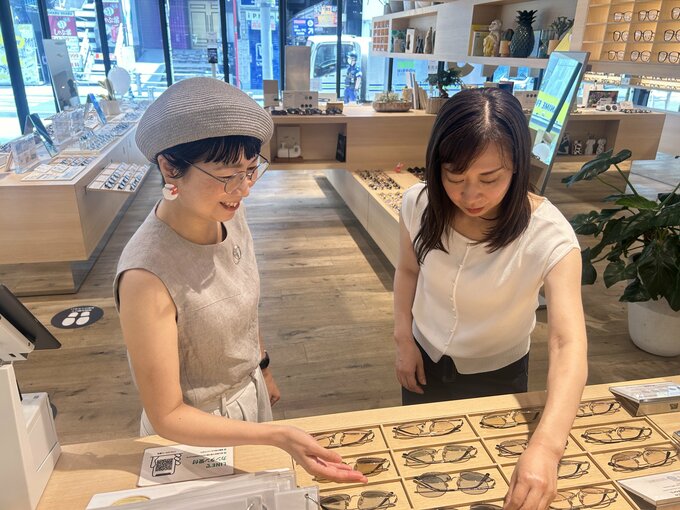 サングラスを選ぶ里和さんとやまみさん