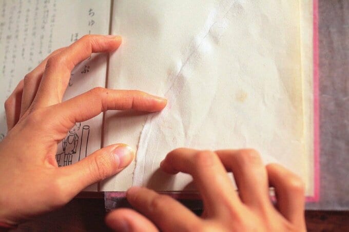 和紙をページに貼る