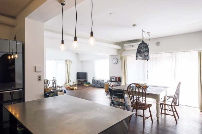 大きなカウンターのあるキッチンから、リビングダイニングの様子が一目で分かる