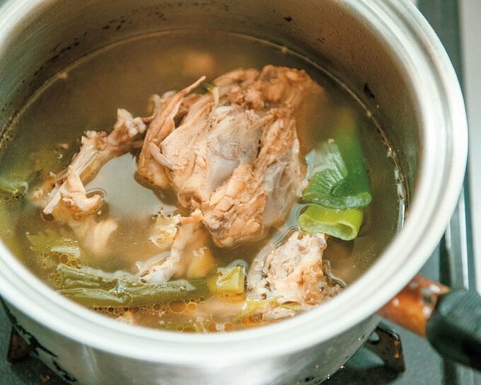 お鍋に鶏ガラスープ