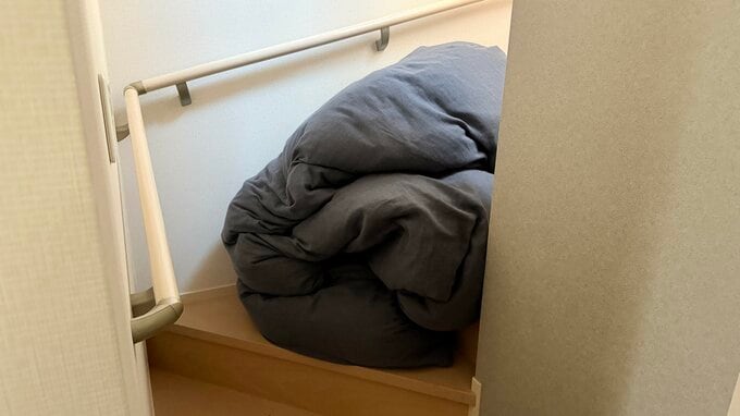 布団を階段に置いている様子
