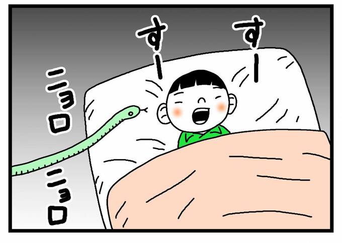 寝てる男の子に忍び寄る蛇のイラスト