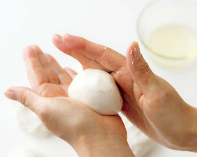 米粉パンのタネを手で丸める工程