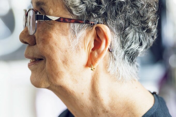ピアスを付けている多良美智子さん