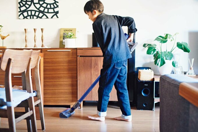 掃除をする子ども