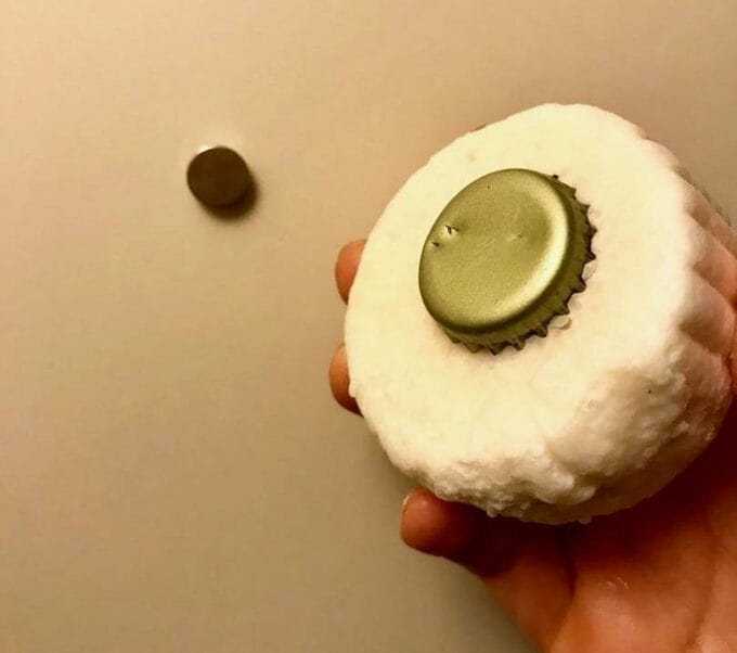 ビンの王冠を押し込んだ固形シャンプー