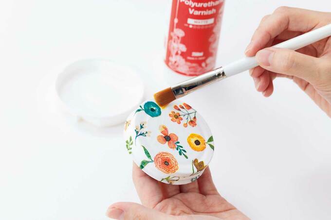 ニスでさらにコーティング