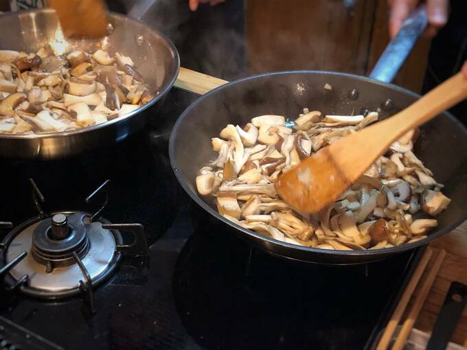 シイタケ、エリンギ、マイタケをフライパンで炒める様子