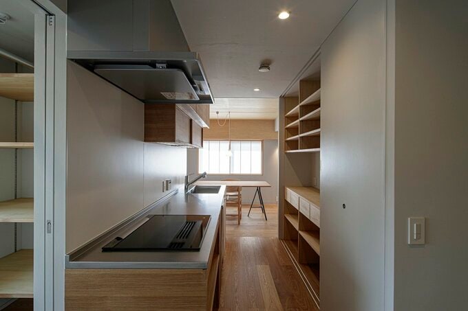 背面収納タイプのキッチン