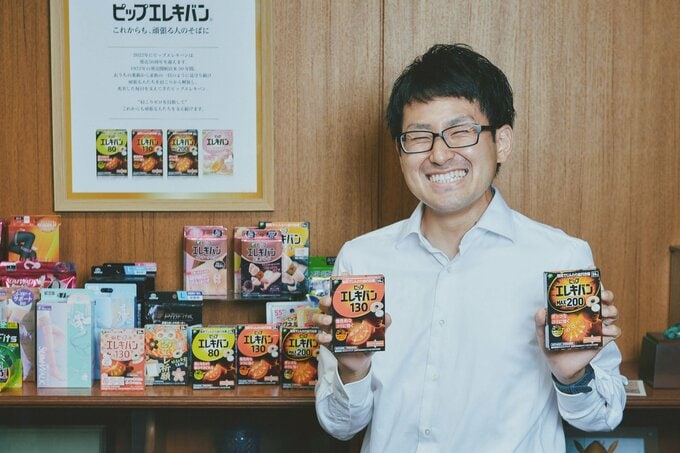 商品を持つ男性