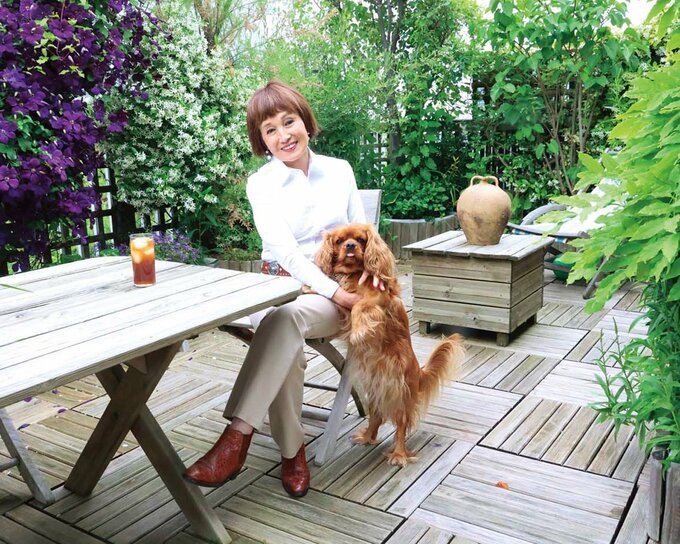 愛犬と夫とともにお茶の時間を楽しんでいるという弓シャローさん