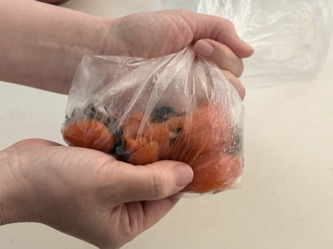 ポリ袋の中に入った食材