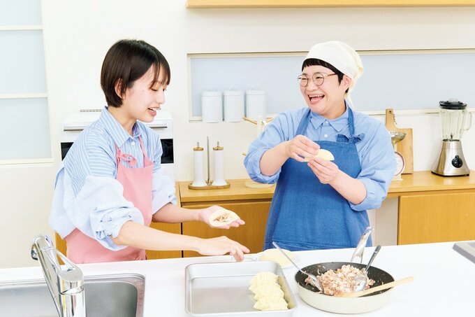 ギョーザを包む長谷川あかりさんと近藤春奈さん