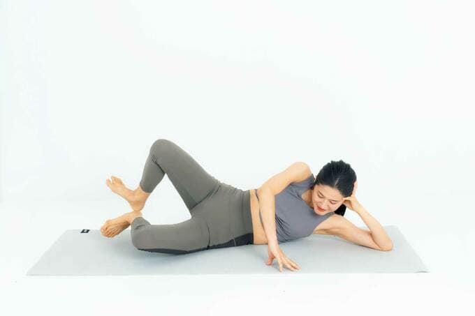 股関節ほぐしをする人