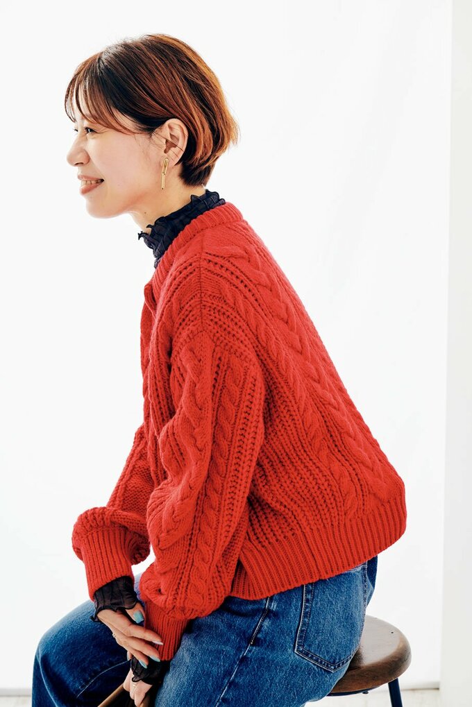 赤いニット女性