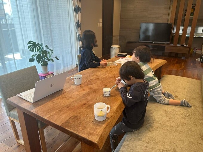 大きめのダイニングテーブ