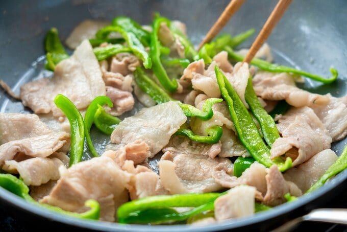 豚肉をとピーマンを炒めている様子