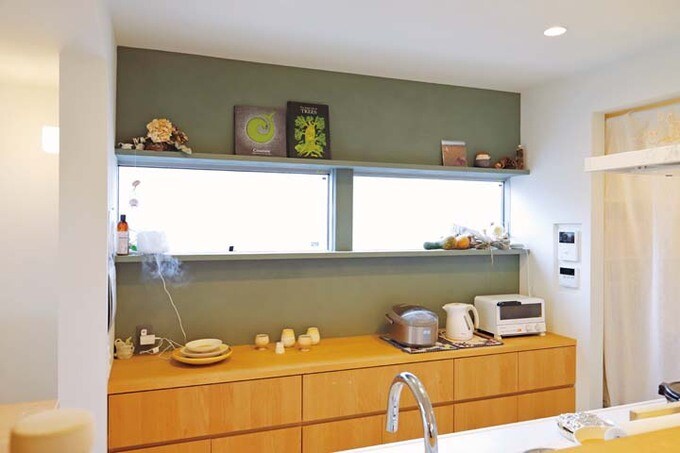 キッチン背面の壁は施主がDIYで塗装