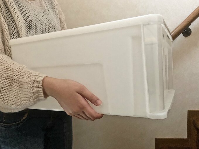 ニトリ収納ケースを持つ木村さん