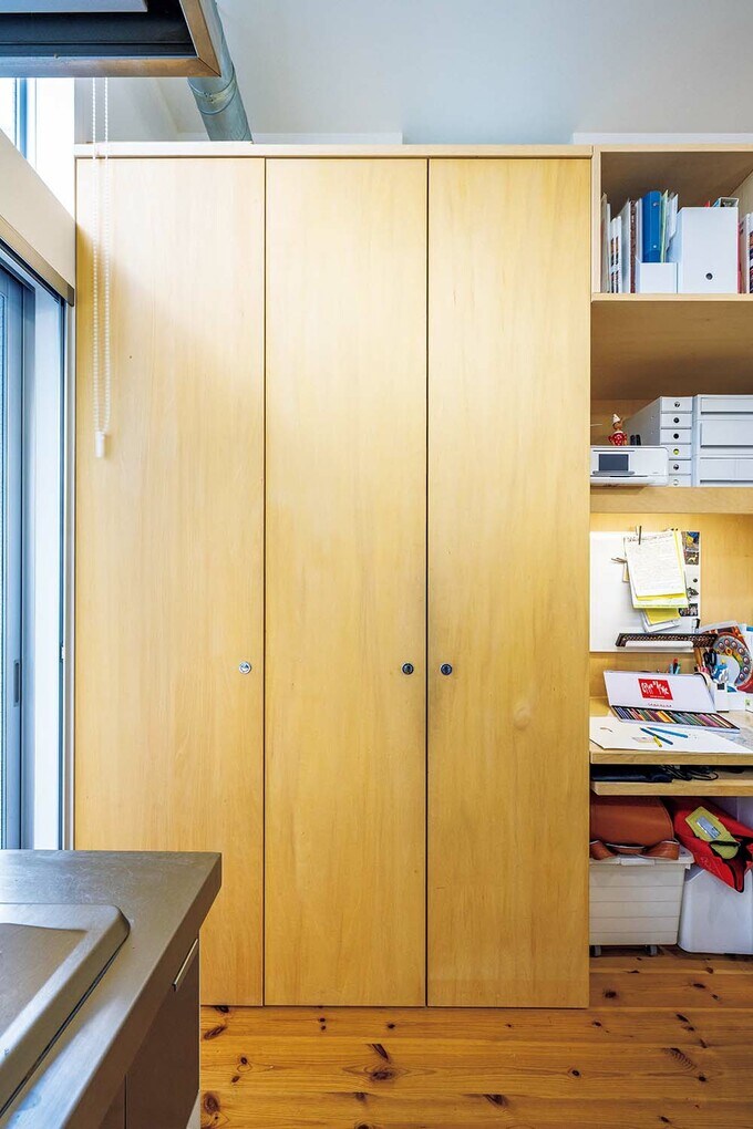 センチ単位でサイズを指定した引き出し式の食器収納