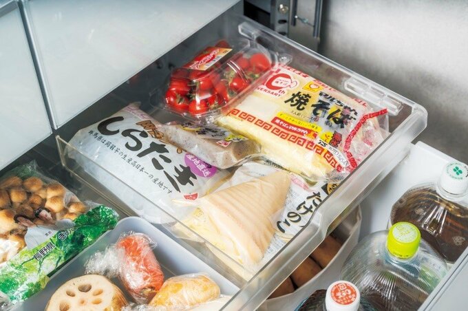 焼きそば麺、プチトマト、しらたき、たけのこが入った野菜室