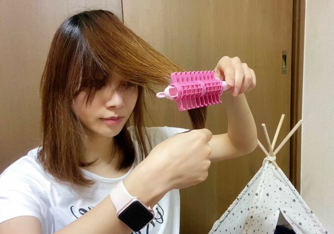 髪の毛をはさむ