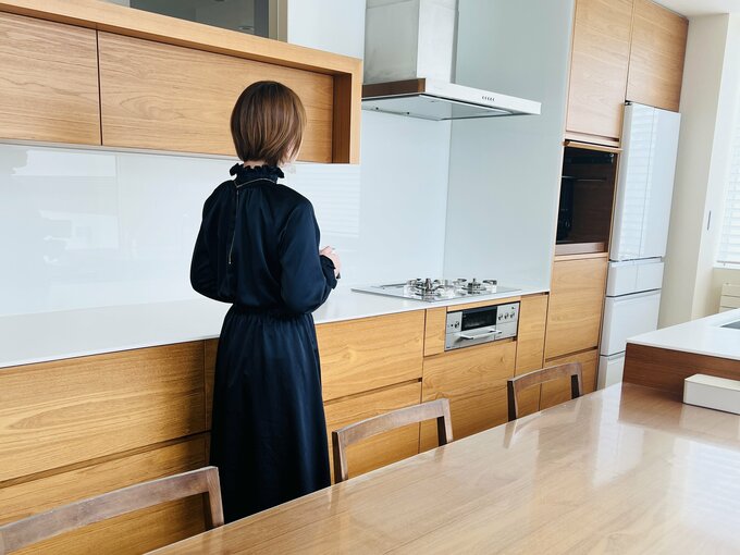 紺色のワンピースを着たFujinaoさん