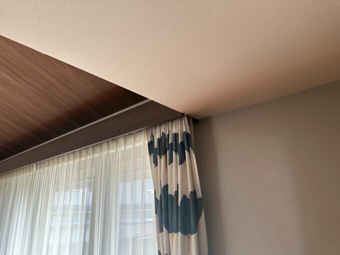 グレーの壁紙と白い天井の壁紙