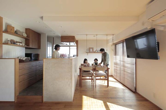 ダイニングでくつろぐ家族